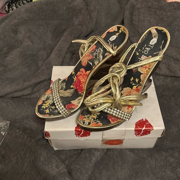 Gold wrap around ankle sandals - Picture 3 of 3